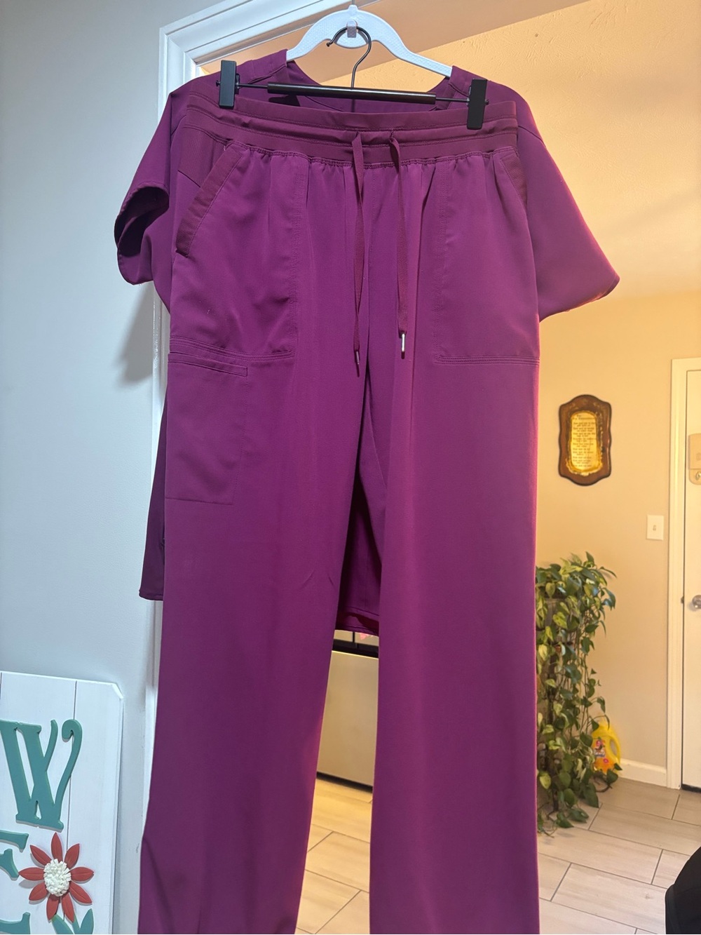 WonderWink Aero plum scrub set